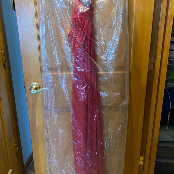 STUNNING Windsor Red Beaded Ball Gown - Picture 8 of 8